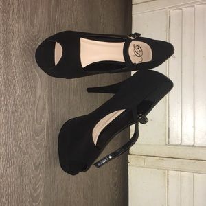 NWOT black Mary Jane peep toe 5in pumps velour